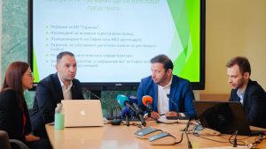 В Деня на българския спорт министър Пешев подкрепи българските участници в Европейската купа по стрелба с лък и се включи в празничните събития в НСА