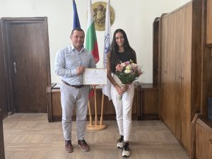 Кметът Пенчо Милков награди бронзовата медалистка от Балканския шампионат по лека атлетика Росина Николова