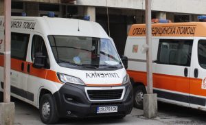 Мъж е в болница, след като се преобърна с трактор