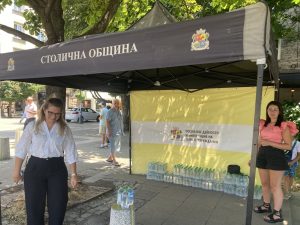 Столичната община раздава безплатна вода заради горещините