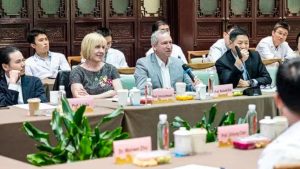 Топ AI медицински учени Роланд Ейлс и Ирина Леман напускат Германия за Китай