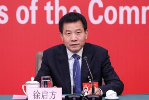 Гимназисти поканиха класния на бал с трактор “Болгар” и истински спектакъл