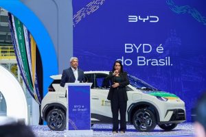 Първият автомобил BYD, произведен в Бразилия, слезе от поточната линия.