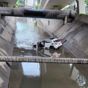 Катастрофирал автомобил Mercedes-Benz, намерен изоставен в канала за отводняване на Хонконг