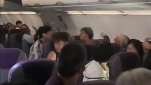 Полицията на полицията HK Express, след като пътниците спорят за това, че момче ритат седалка