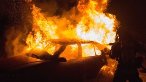 Три автомобила в автокъща изгоряха при пожар