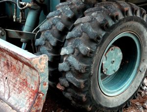 Пожарникари извадиха мъж от преобърнат трактор в Шуменско! Какво е състоянието му?