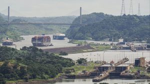 Забрани китайските оператори от Key Panama Canal Ports, казва американският пратеник