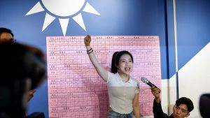 Настръхване на косите: висшите служители на Хонконг стилизират кантонски каламбури в натиска в деня на изборите