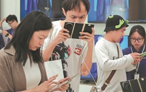Huawei стартира нов трикратен смартфон