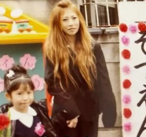 Япония Duo Duo Mum-дъщеря Run Maid Cafe; Жената разкрива, че е родила на 14, задейства дебат
