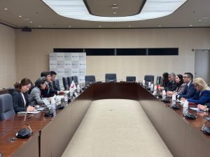 Заместник изпълнителните директори на ДФЗ Ива Иванова и Владимир Атанасов наградиха отличени фирми на Smart Poultry & Pig World 2026