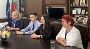 Пенчо Милков се срещна с учениците от Математическата гимназия, участвали в „Стани богат“