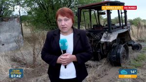 864 K vues · 21 K réactions | 29-годишният Веселин обработва нивата с трактора си, когато получава обаждане – пожар е избухнал до селото му Крива бара. Той е единственият, който може да пресече огъня и без да се замисля потегля. Младият мъж успява да пресече огъня и да даде време на пожарната и доброволците да спасят къщите. Малко преди тракторът да пламне напълно, Веселин скача от него. Мъжът получава изгаряния. Цялата история и реакцията на жителите на селото вижте тук – https://tinyurl.com/48ubzwys