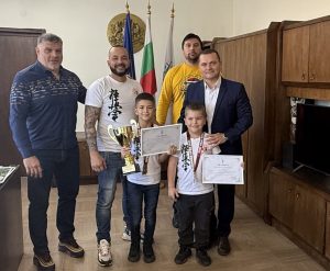 Кметът Пенчо Милков награди малките каратисти от СК „Бушин” за триумфа им в Букурещ