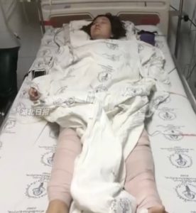 Китайският съд предоставя жена развод 6 години, след като съпругът я избута от тайландския клиф