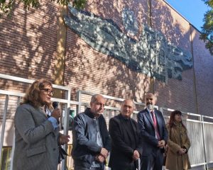 Завърши монтажът на мозайката от старата автогара върху фасадата на СУХНИ „Константин Преславски“