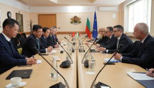 Министър Дилов разговаря с виетнамския министър на промишлеността и търговията за активизиране на двустранните икономически отношения