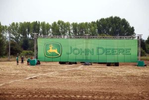 John Deere подписа споразумение с Казахстан за 2,5 милиарда долара