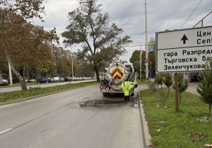 Продължава сезонното почистване на дъждоприемните шахти