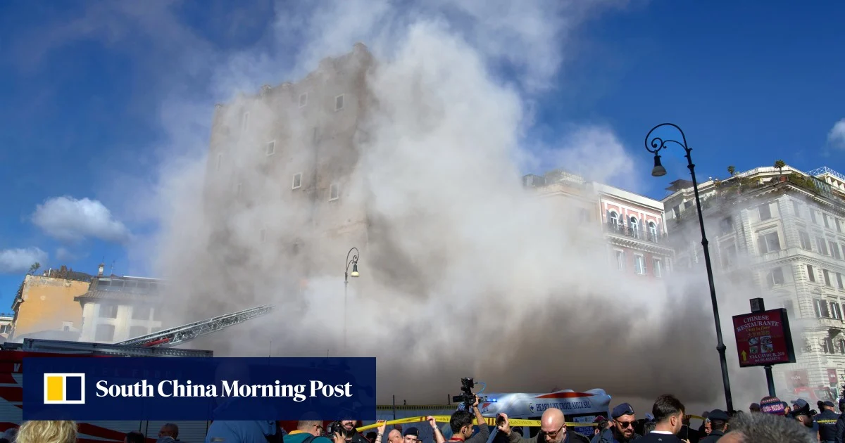 Спасители се опитват да стигнат до работник, блокиран в средновековна кула, която частично се срути в Рим