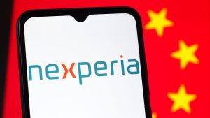 Китай очаква освобождаване от забрана за износ за някои поръчки на Nexperia на фона на сътресението във веригата за доставки на чипове