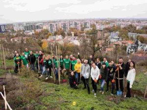 Доброволци от Кока-Кола ХБК залесиха опожарената част от Младежкия хълм в Пловдив