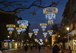 Монтират празничната украса в централната част на града