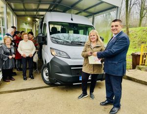 Два нови автомобила със специализирани платформи подпомагат социалните услуги в Русе