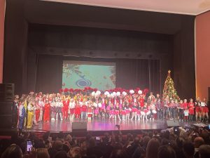 Традиционният коледен концерт на Общинския младежки дом в Русе зарадва стотици русенци