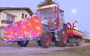 Коледният трактор с Дядо Коледа ще разнесе днес подаръците в Сандрово – Русе Медиа