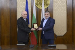 Легендарният вратар на “Дунав” Любен Марков бе отличен от Община Русе за своята 80-годишнина