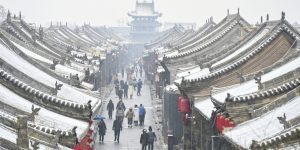 Студена вълна носи сняг в северен Китай