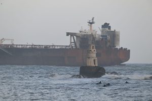 Трима души от екипажа на моторен кораб “Кайрос” са успешно евакуирани