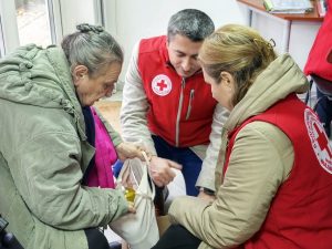 ДЕЛЕГАЦИЯ НА ЕК ПОСЕТИ РАЗДАВАТЕЛЕН ПУНКТ НА БЧК  ПО ВРЕМЕ НА ГОДИШНАТА СРЕЩА ПО НАПРЕДЪКА НА ПРОГРАМА „ХРАНИ И ОСНОВНО МАТЕРИАЛНО ПОДПОМАГАНЕ“ 2021–2027