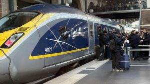 Eurostar спира услугите, блокирайки хиляди между Лондон и Париж по време на ваканционния пик