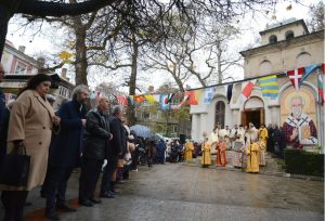 По традиция Варна отбеляза Никулден с празничен молебен и рибен курбан за здраве
