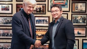 Китай предлага работа на пълен работен ден на топ европейския имунолог Андрю Макферсън