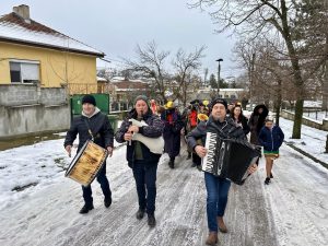 Басарбово почете Бабинден с ритуали, фолклор и признателност към родилната помощ