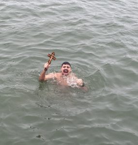 За 6-и път: Теодор Цветков извади богоявленския кръст от водите на Дунава