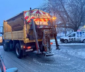 Екипите на три фирми работят по обработката на пътищата срещу заледявания в община Русе