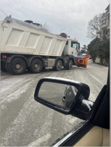 Основните булеварди във Варна са обработени срещу заледяване, градският транспорт се движи нормално