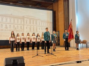 СУ „Христо Ботев“ отбеляза патронния си празник с концерт-спектакъла „Духът на българина“