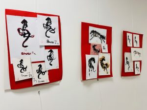 Калиграфия и детско творчество се срещнаха в изложбата „Годината на огнения кон“ в Русе