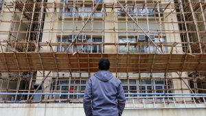 Работници в Хонконг са спрели ремонта на фасадата след смъртоносния основен ремонт на пожара в Тай По