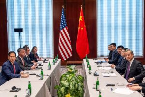 Рубио, Уан И управляват съперничеството между САЩ и Китай в Мюнхен, въпреки че основното напрежение продължава