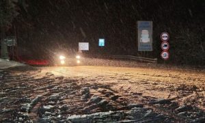 Снежен ад на магистрала “Тракия”, седем автомобила и почистващ трактор се сблъскаха на Превала