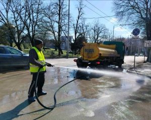 Продължава миенето на уличната мрежа в Русе