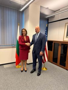 Среща на министър Надежда Нейнски с постоянния представител на САЩ в НАТО Матю Уитакър