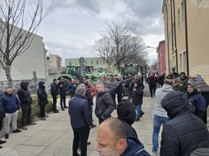 Земеделски производители от Сливен протестираха срещу предстоящи кадрови промени в ръководството на Областната дирекция „Земеделие“